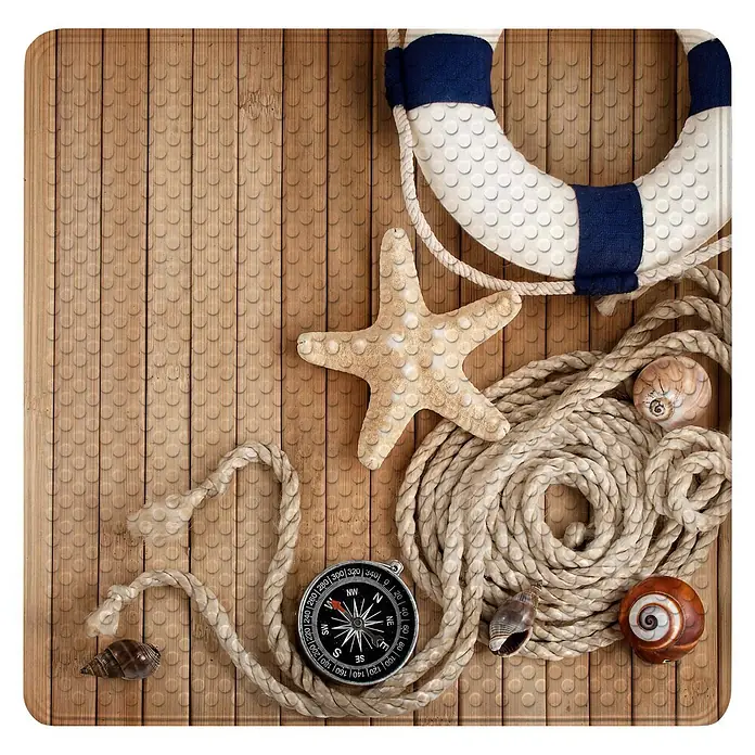 Badematte Maritime -  - Nautisches Dekorationsset mit Rettungsring, Seil, Seestern, Kompass und Muscheln auf texturierter Holzoberfläche.