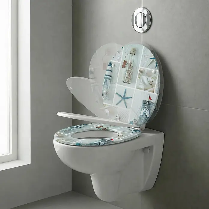 SAINOS WC-Sitz aus MDF, Grün, Universal-O-Form, Absenkautomatik - Soft-Close - Wandhängende Toilette mit hellblau-weißem WC-Sitz und Deckel im maritimen Design, teilweise geöffnet.