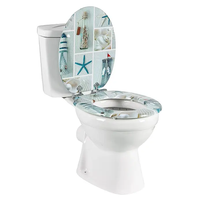 SAINOS WC-Sitz aus MDF, Grün, Universal-O-Form, Absenkautomatik - Soft-Close - Weißes WC mit einem Toilettensitz und -deckel im Strandthema mit Muscheln, Seesternen und maritimen Elementen.