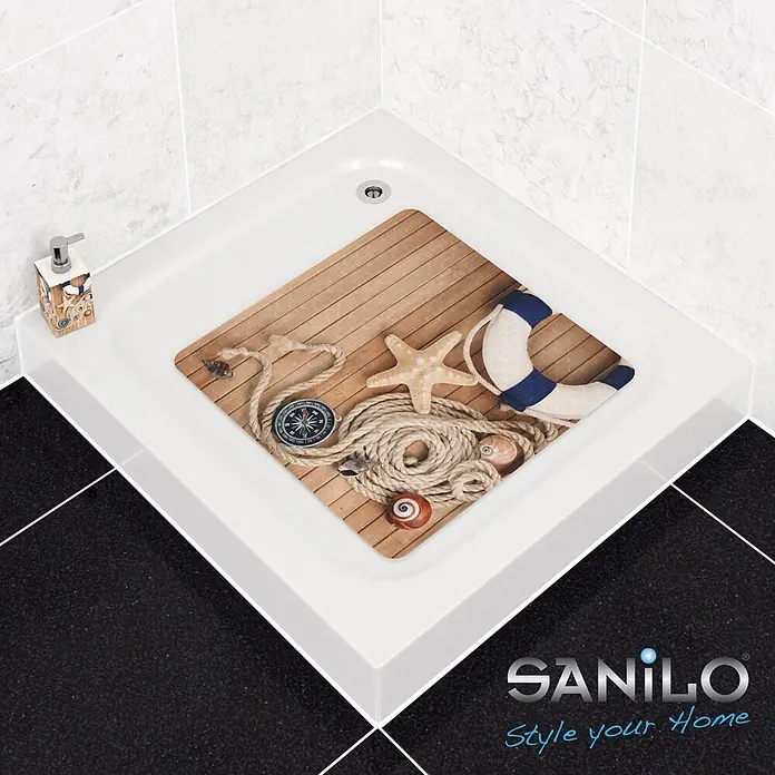 Badematte Maritime -  - Weiße Eckduschwanne mit rutschfester Marinematte in Holz- und Seildesign, ideal für ein modernes Badezimmer.