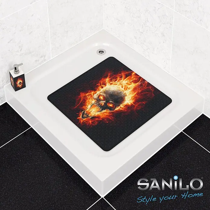 Badematte Totenkopf in Flammen -  - Schwarze Duschmatte mit flammendem Totenkopf-Design in einer weißen Duschwanne, mit passendem Seifenspender.