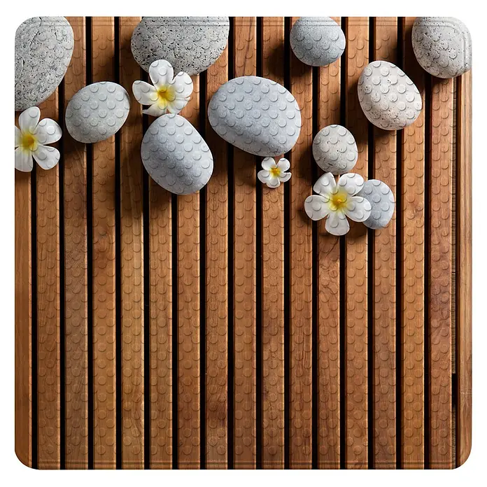 Badematte Zentara -  - Braune Holzlamellen-Spa-Matte mit strukturierter Oberfläche, dekoriert mit grauen Steinen und weißen Plumeria-Blüten.