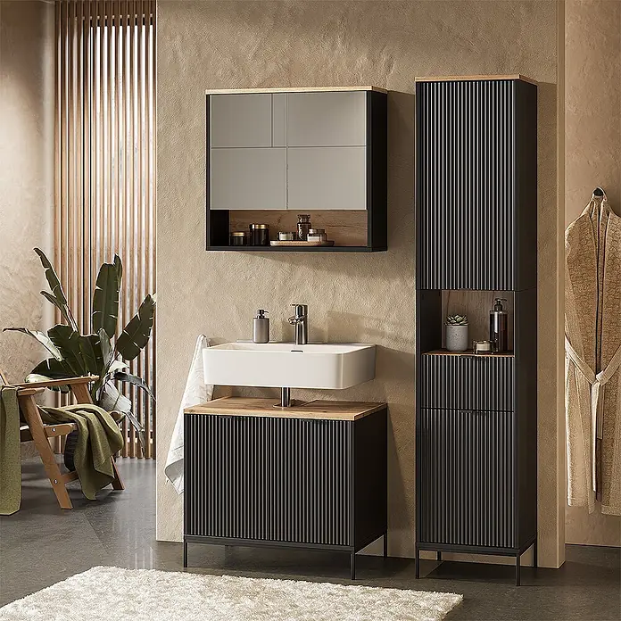 Badmöbel-Set Eliza 70 cm Schwarz Art.-Nr. 71945 -  - Modernes Badmöbel-Set mit schwarzen Lamellenfronten, Akzenten aus Naturholz und einem weißen Waschbecken im Badezimmer.
