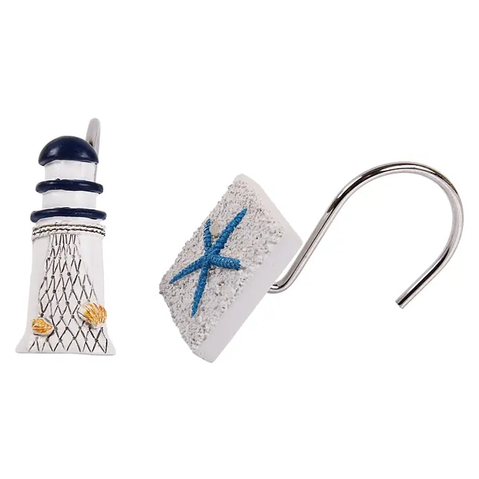 12 Duschvorhangringe Meeresbrise -  - Maritimer Duschvorhanghaken mit weiß-blauem Leuchtturm, blauem Seestern auf sandigem Grund und silbernem Metallhaken.
