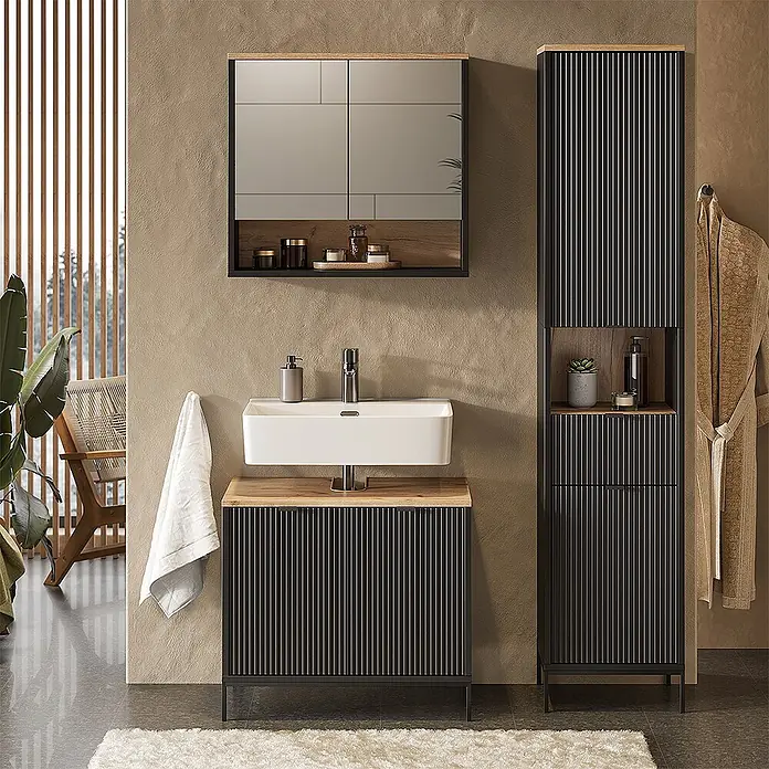 Badmöbel-Set Eliza 70 cm Schwarz Art.-Nr. 71945 -  - Schwarze geriffelte Badmöbel mit weißem Waschbecken, Spiegelschrank und hohem Schrank mit Holzdetails im modernen Badezimmer.