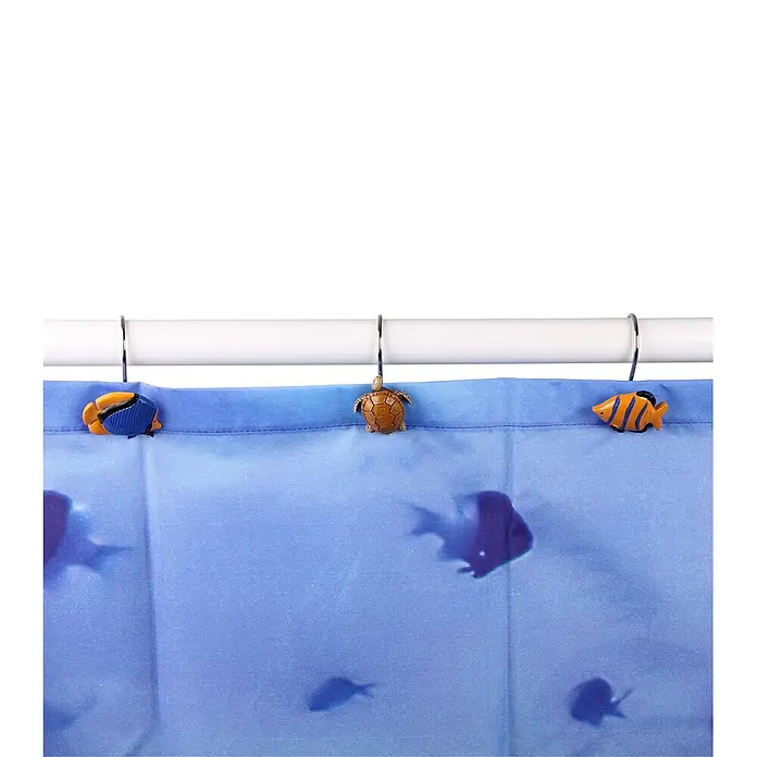 12 Duschvorhangringe Ocean -  - Duschvorhanghaken mit Meerestieren (Blaufisch, Schildkröte, gestreifter Fisch) an einer Stange, halten einen blauen Vorhang mit Fischsilhouetten.