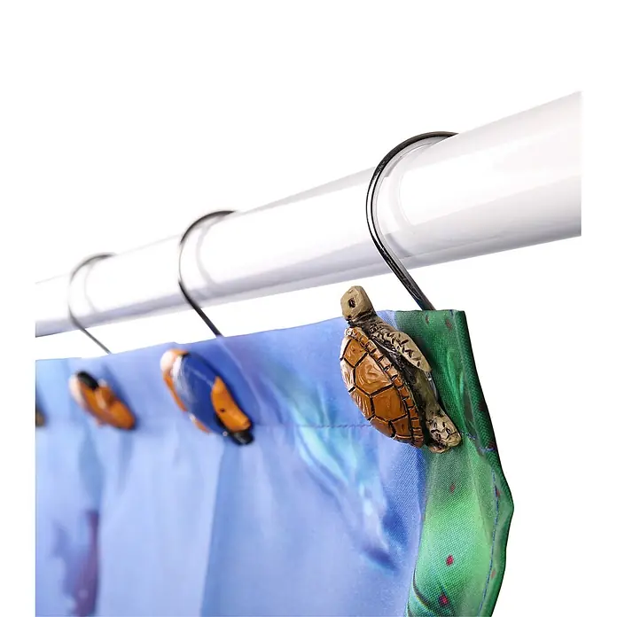 12 Duschvorhangringe Ocean -  - Dekorative Metall-Duschvorhanghaken mit Meerestier-Motiven, darunter eine Schildkröte, halten einen blauen Vorhang an einer Stange.