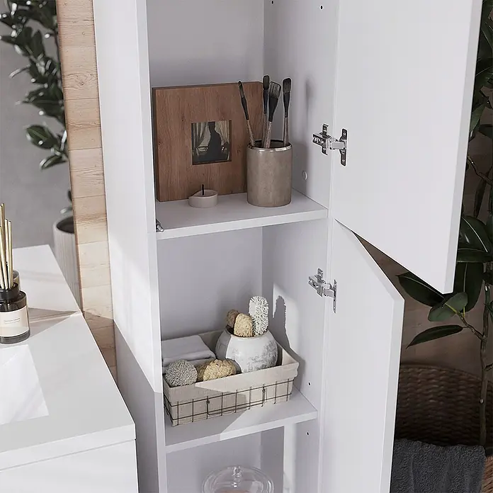 Vicco Badmöbel-Set Izan, Weiß Hochglanz/Weiß 100 cm -  - Weißer hoher Badezimmerschrank mit leicht geöffneten Türen, der Ablagen mit Körben und Dekoartikeln zeigt.