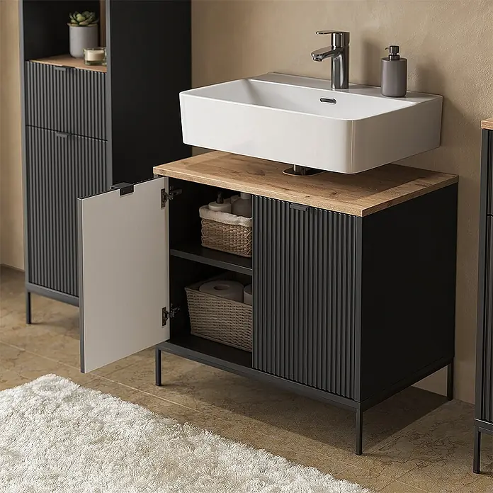 Badmöbel-Set Eliza 70 cm Schwarz Art.-Nr. 71947 -  - Schwarzer Badschrank mit geriffelten Türen, Holzplatte und weißem Waschbecken, mit Körben in einem offenen Fach.