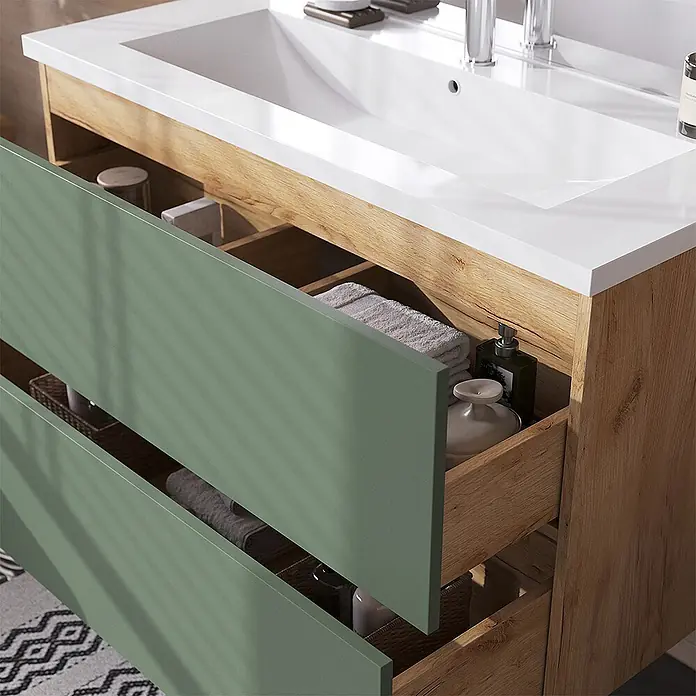 Badmöbel-Set Izan 100 cm Grün Art.-Nr. 71713 -  - Moderner Badschrank mit weißem Waschbecken, hellem Holzkorpus und offenen salbeigrünen Schubladen mit Badutensilien.
