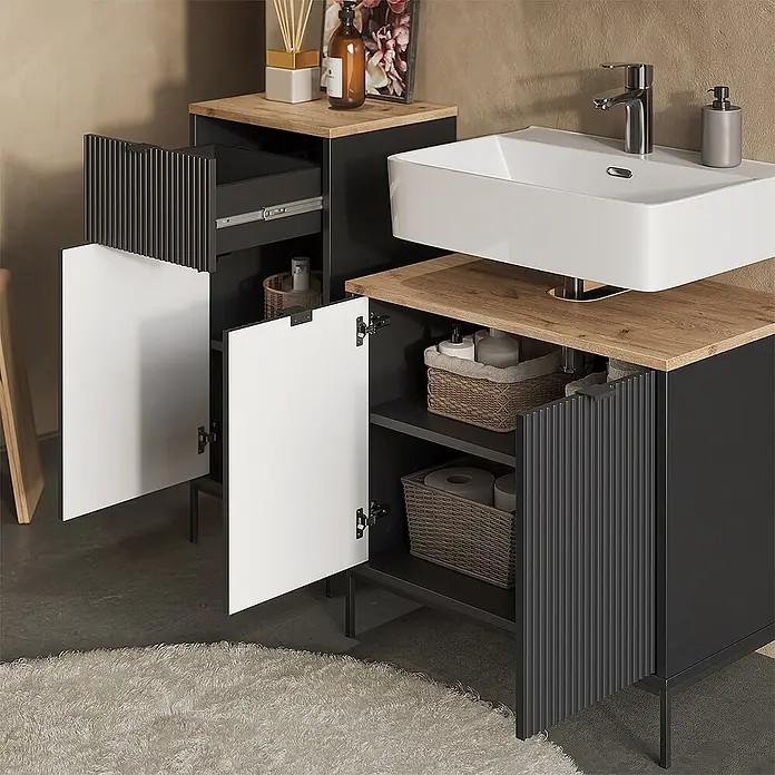 Badmöbel-Set Eliza 70 cm Schwarz Art.-Nr. 71944 -  - Dunkelgrauer Badschrank und Aufbewahrungsschrank mit lichten Holzplatten, weißen und geriffelten Türen und schwarzen Beinen, mit geöffneten Fächern.