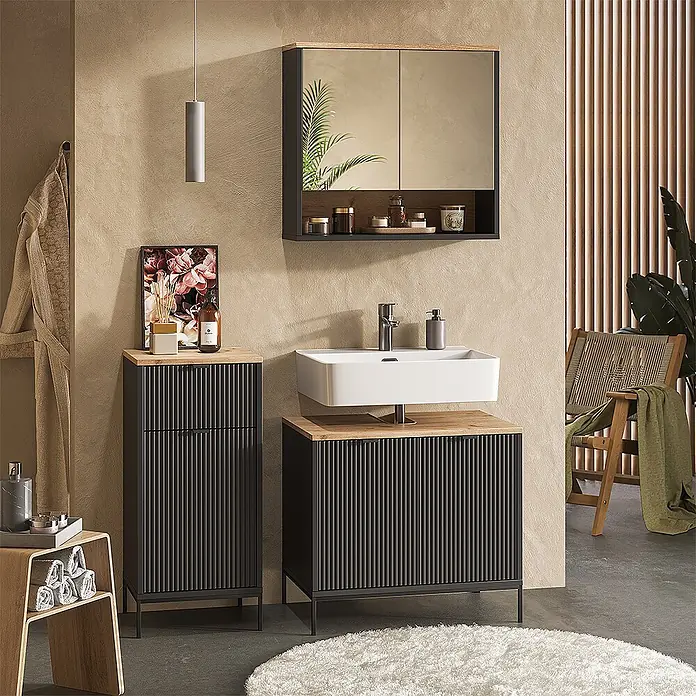 Badmöbel-Set Eliza 70 cm Schwarz Art.-Nr. 71944 -  - Modernes Badmöbelset mit schwarzen geriffelten Schränken, hellen Holzplatten und weißem Waschbecken, ergänzt durch Spiegelschrank.