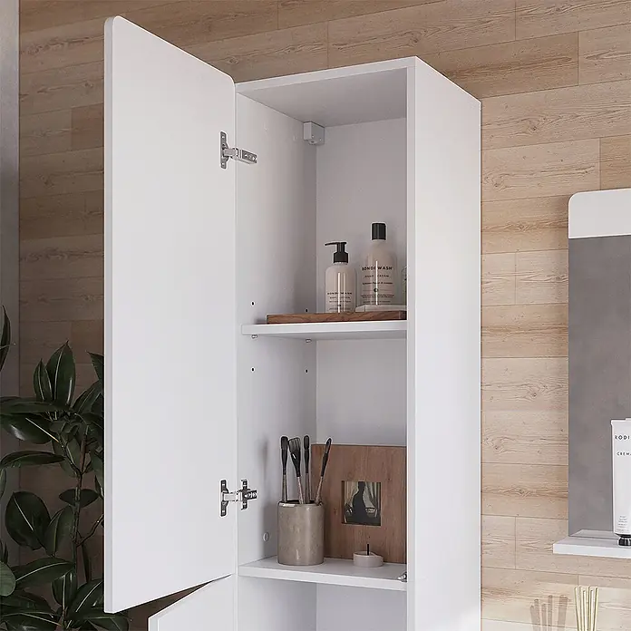 Vicco Badmöbel-Set Izan, Weiß Hochglanz/Weiß 100 cm -  - Weißer Badezimmerschrank mit offener Tür, der Regale mit Toilettenartikeln und Deko zeigt.