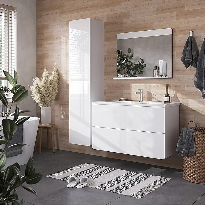Vicco Badmöbel-Set Izan, Weiß Hochglanz/Weiß 100 cm -  - Modernes Bad mit weiß glänzendem Waschtischunterschrank, Hochschrank und Spiegel über einem Waschbecken vor einer Holzwand.