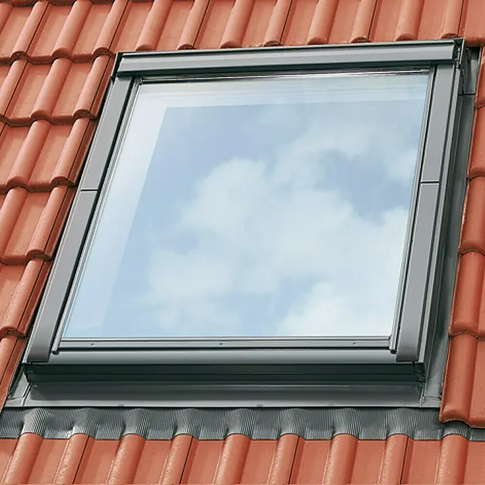 Velux Eindeckrahmen EDW 2000 MK04 - 78 x 98 cm - Dachfenster mit Blick auf den blauen Himmel und die Wolken, eingebettet in ein rotes Ziegeldach.