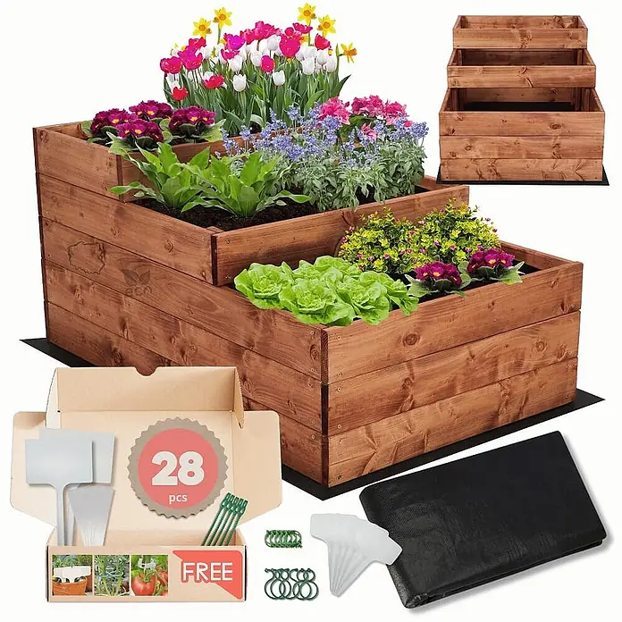 Hochbeete TREPPEN Holz | HxBxT 45x60x93 cm | Holz | Braun -  - Ein gestuftes Hochbeet aus braunem Holz, bepflanzt mit Blumen und Gemüse, dazu Pflanzenschilder und eine schwarze Folie.