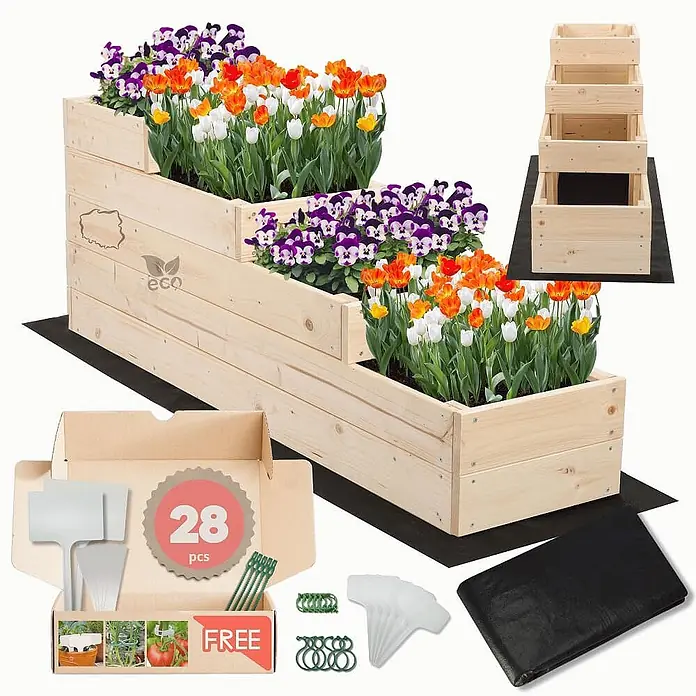 Hochbeete TREPPEN Holz | HxBxT 45x30x120 cm | Holz | Natur -  - Gestuftes Hochbeet aus hellem Holz mit Blumen, schwarzer Folie und Gartenzubehör wie Pflanzenmarkern und Bindern.