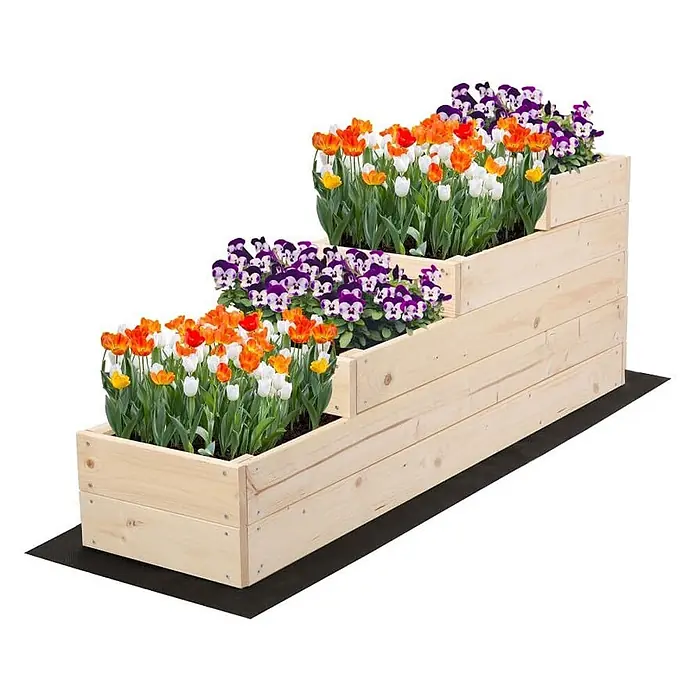 Hochbeete TREPPEN Holz | HxBxT 45x30x120 cm | Holz | Natur -  - Dreistufiges helles Hochbeet aus Holz mit bunten Tulpen und Stiefmütterchen, im Treppendesign, auf einer schwarzen Matte.