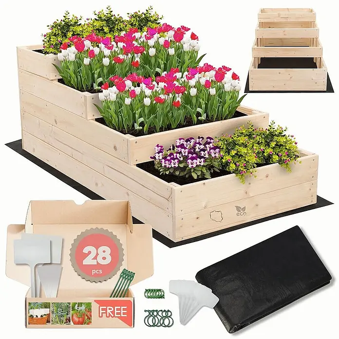 Hochbeete TREPPEN Holz | HxBxT 45x60x120 cm | Holz | Natur -  - Gestuftes Hochbeet aus hellem Holz mit Blumen und Gartenzubehör wie Pflanzenmarkern und Folie.