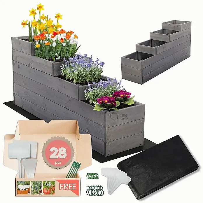 Hochbeete TREPPEN Holz | HxBxT 54x30x120 cm | Holz | Grau -  - Graues, gestuftes Holzpflanzgefäß mit Blumen, leerem Pflanzgefäß, Pflanzenmarkern und Pflanzvlies.