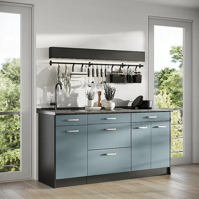 Küchenblock R-Line 160 cm Blau-Grau Art.-Nr. 67378 -  - Kompakte Küchenzeile mit blaugrauen Schränken, dunkler Arbeitsplatte, integrierter Spüle und Utensilienleiste, ideal für kleine Räume.