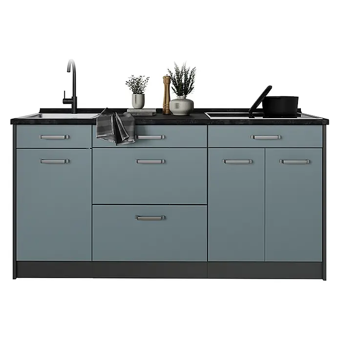 Küchenblock R-Line 160 cm Blau-Grau Art.-Nr. 67378 -  - Kompakte Küchenzeile mit blau-grauen Schränken, silbernen Griffen, schwarzer Arbeitsplatte, Spüle, Wasserhahn und Kochfeld.