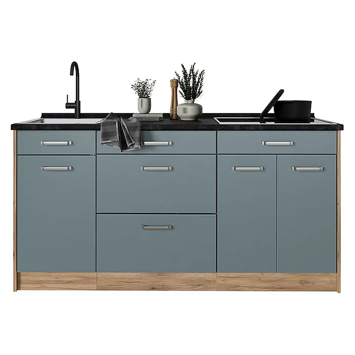 Küchenblock R-Line 160 cm Blau-Grau Art.-Nr. 67391 -  - Kompakte Küchenzeile mit blau-grauen Schränken, Holzsockel, schwarzer Arbeitsplatte, Spüle, Wasserhahn und Kochfeld.