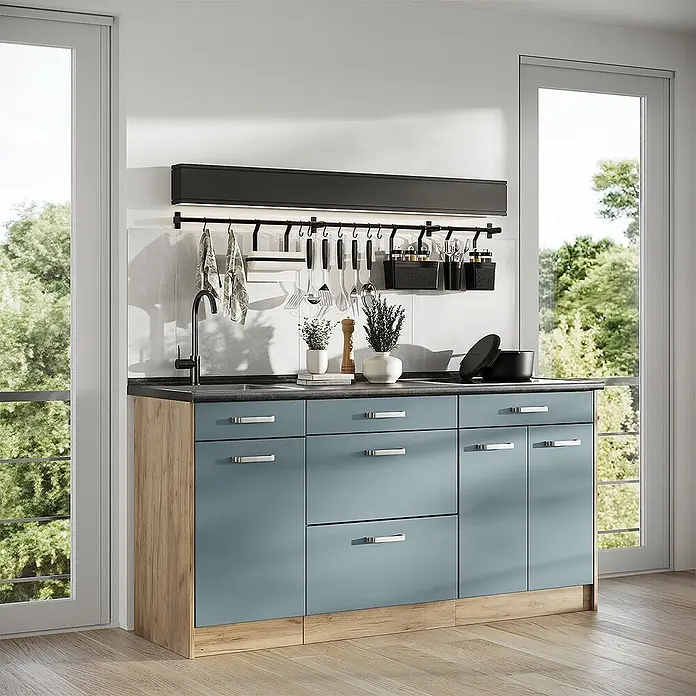 Küchenblock R-Line 160 cm Blau-Grau Art.-Nr. 67391 -  - Kompakte blaue und holzfarbene Küchenzeile mit Spüle und Stauraum in hellem Raum.