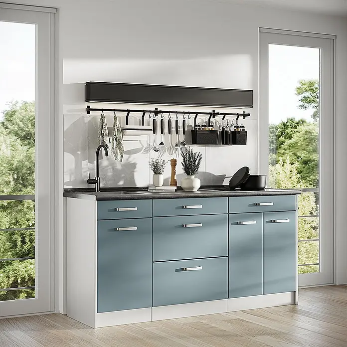 Küchenblock R-Line 160 cm Blau-Grau Art.-Nr. 67406 -  - Kompakte Küchenzeile mit hellblauen Schränken, dunkler Arbeitsplatte und Spüle, bietet effizienten Stauraum.