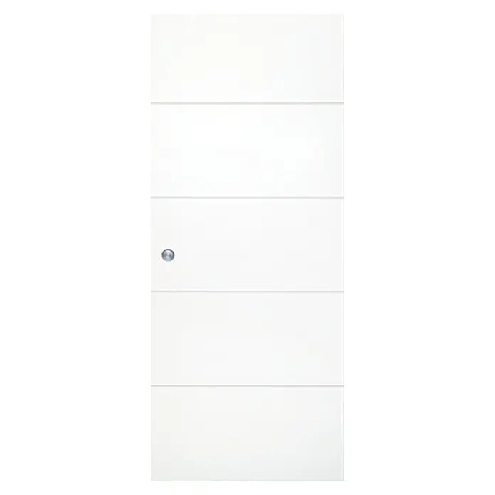 Kilsgaard Holzschiebetür Lines - 935 x 2.050 mm, Weiß lackiert, ähnlich RAL 9010, Material Mittellage: Wabe - Eine moderne weiße Tür mit horizontalen Linien und einem silbernen Türknauf, ideal für ein minimalistisches Interieur.