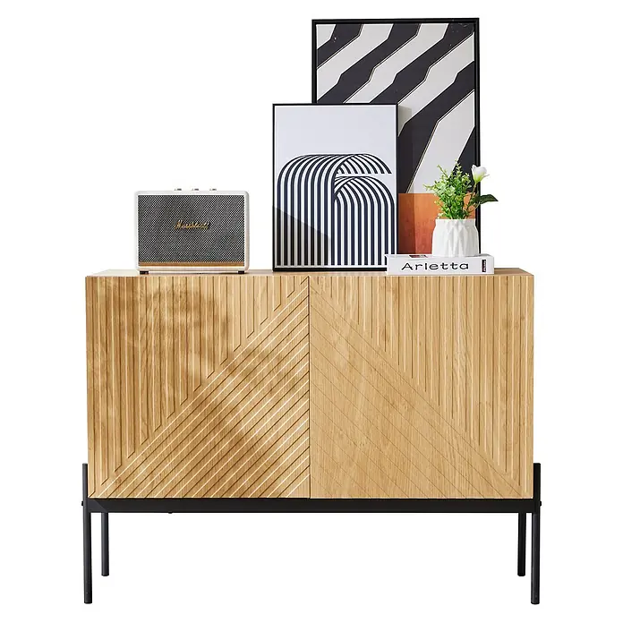 SONNENH Sideboard, Spanplatte, 100 x 40 cm, Natur -  - Modernes helles Holzschränkchen mit geschnitzten diagonalen Mustern auf Türen, getragen von einem schwarzen Metallgestell.