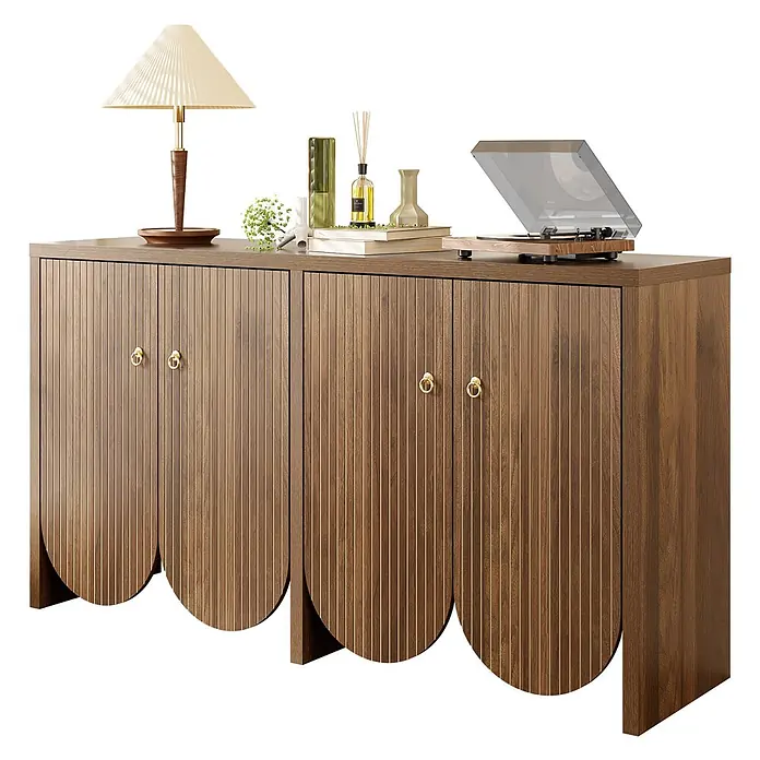 SONNENH Sideboard, MDF, 147 x 40 cm -  - Dunkelbraunes Holz-Sideboard mit geriffelten Türen und goldenen Ringgriffen, mit einzigartigem Wellenboden und Dekoartikeln oben.