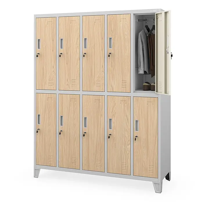 Jan Nowak Kleiderschrank BARTEK, 10-türig, 136x172x45 cm, Grau/Eiche Sonoma -  - Metallschrank mit zehn Fächern und hellen Holzoptiktüren. Ein oberes Fach ist offen und zeigt Kleidung und Schuhe.