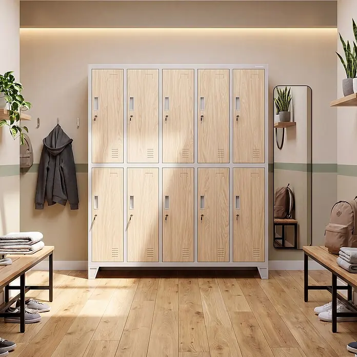 Jan Nowak Kleiderschrank BARTEK, 10-türig, 136x172x45 cm, Grau/Eiche Sonoma -  - Zweistöckiger Metallspindschrank mit hellen Holztüren in einem Umkleideraum, bietet sicheren Stauraum.