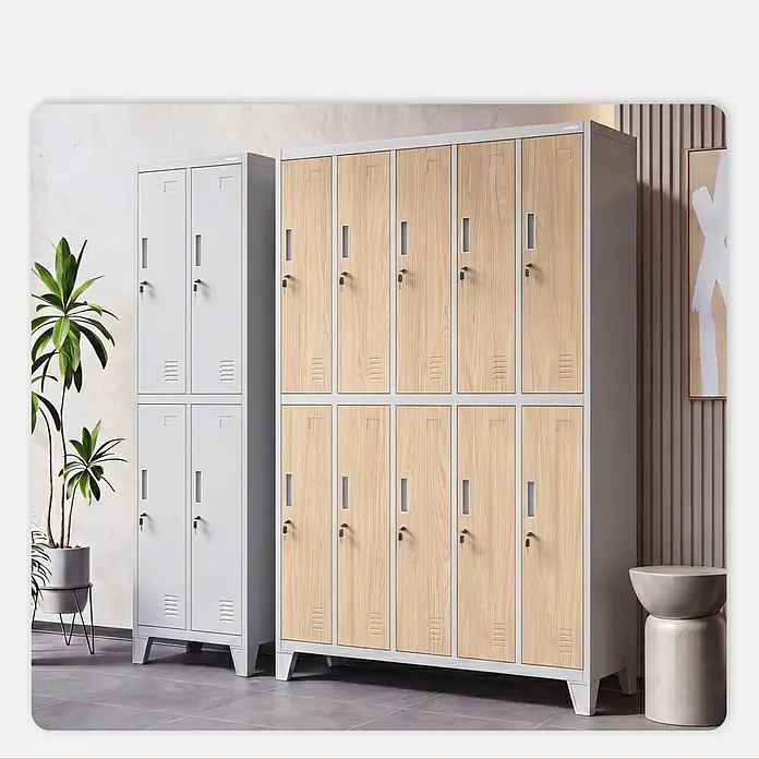 Jan Nowak Kleiderschrank BARTEK, 10-türig, 136x172x45 cm, Grau/Eiche Sonoma -  - Zwei Metallspinde: einer grau, der andere mit Holzoptik-Türen, bieten sicheren Stauraum in einem modernen Raum.