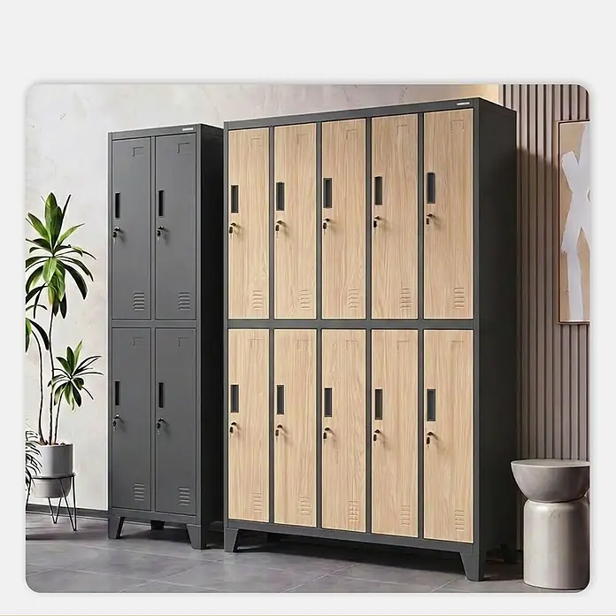 Jan Nowak Kleiderschrank BARTEK, 136x172x45 cm, Anthrazit/Eiche Sonoma -  - Két többrekeszes szekrény: egy magas sötétszürke fém, és egy nagyobb, sötétszürke kerettel és világos faerezetű ajtókkal, süllyesztett fogantyúkkal, kulcsokkal.