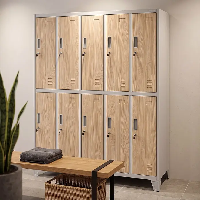 Jan Nowak Kleiderschrank BARTEK, 10-türig, 136x172x45 cm, Grau/Eiche Sonoma -  - Zweistöckige Spinde mit hellen Holz-Effekt-Türen und grauem Rahmen in einem Umkleideraum mit Bank.