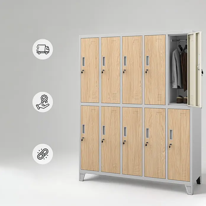 Jan Nowak Kleiderschrank BARTEK, 10-türig, 136x172x45 cm, Grau/Eiche Sonoma -  - Zehnfächer-Spindschrank mit hellen Holzoptik-Türen und hellgrauem Metallrahmen. Ein Fach ist offen und zeigt Kleidung und Schuhe.