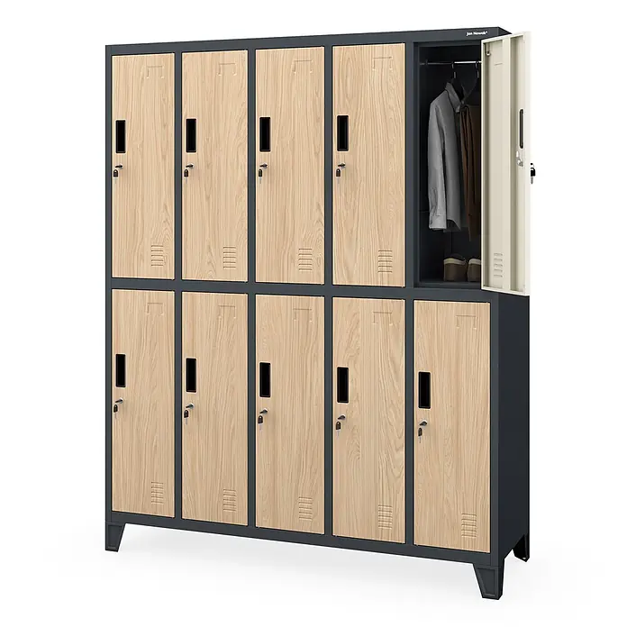 Jan Nowak Kleiderschrank BARTEK, 136x172x45 cm, Anthrazit/Eiche Sonoma -  - Zweistöckiger Metallschrank mit zehn Türen in heller Holzoptik, eine offen mit Kleidung und Schuhen.