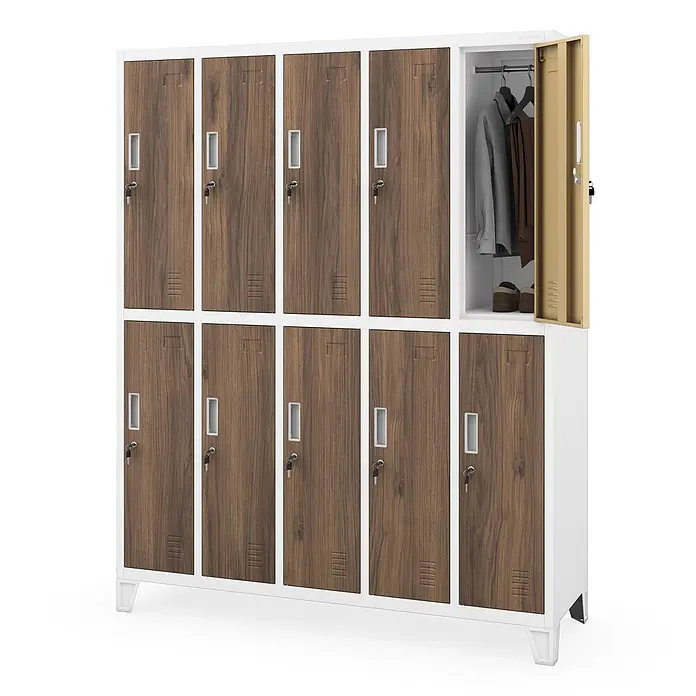 Jan Nowak Kleiderschrank BARTEK, 10-türig, 172 x 136 x 45 cm, weiß/Nussbaum -  - Zehntüriger Metallspind mit weißem Rahmen und Holztüren, ein oberes Fach offen mit Kleidung und Schuhen.