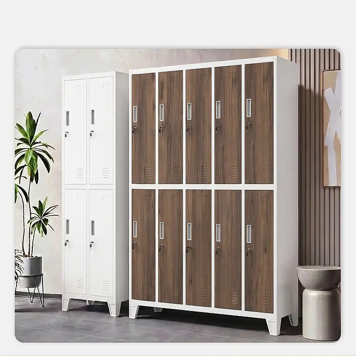 Jan Nowak Kleiderschrank BARTEK, 10-türig, 172 x 136 x 45 cm, weiß/Nussbaum -  - Zwei Metallspinde, einer weiß und einer mit braunen Holzdekor-Türen, in einem modernen Raumambiente.