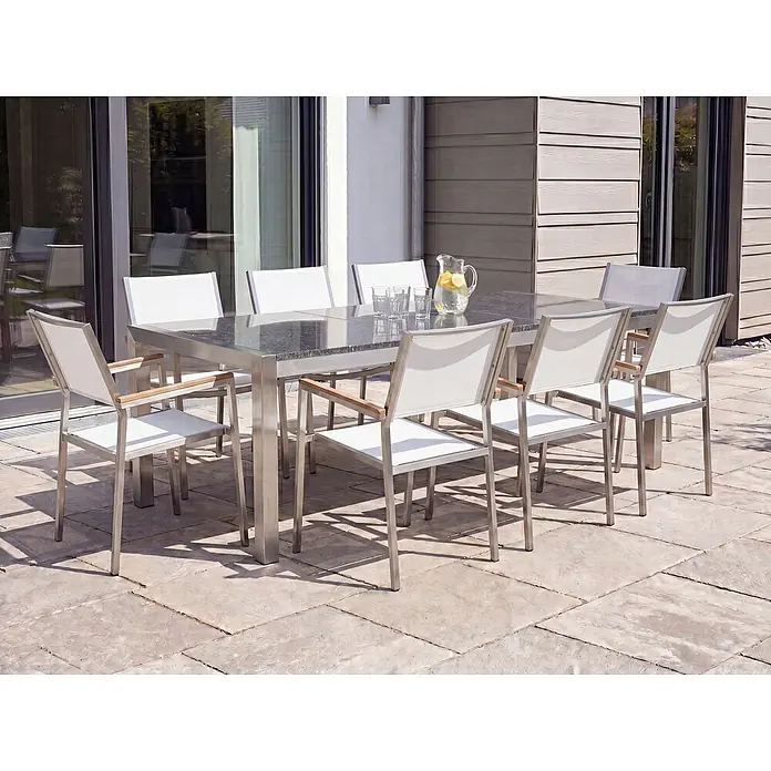 Esstisch GROSSETO in Grau/Silber - (W) 100 x (H) 74 x - L - Modernes Outdoor-Essset: dunkler Steintisch, Stahlrahmen; 8 weiße Stoffstühle mit Stahlrahmen und Holzarmlehnen auf der Terrasse.