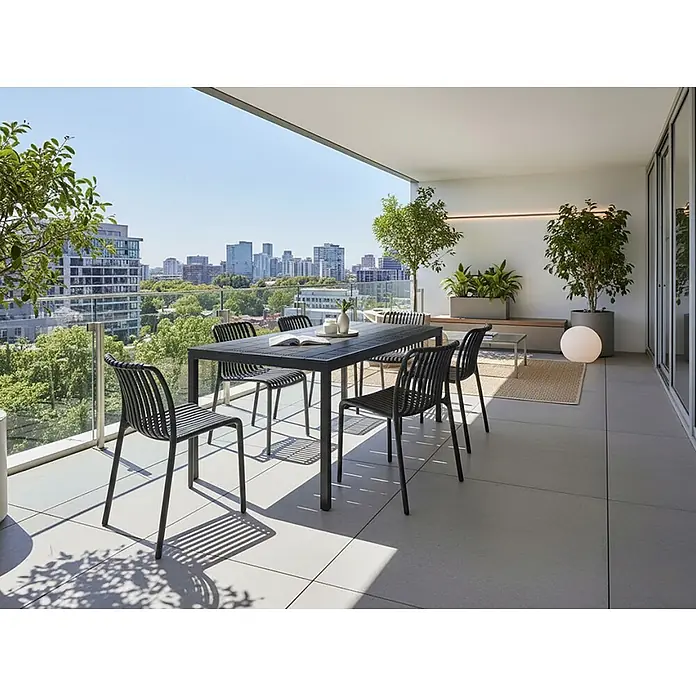 Esstisch BARTICA in Schwarz - (W) 84 x (H) 76 x - L - Schwarzer Outdoor-Esstisch mit Stühlen auf einem modernen Balkon mit Stadtblick. Für Mahlzeiten im Freien.