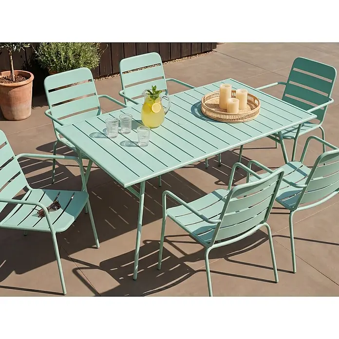 Esstisch TERENZO in Grün - (W) 90 x (H) 74 x - L - Minzgrüne Outdoor-Essgruppe aus Metall mit Tisch und Stühlen auf der Terrasse.