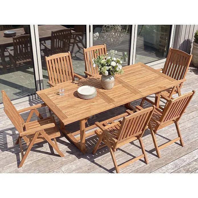 Esstisch JAVA in Braun - (W) 90 x (H) 74 x - L - Helles Holz-Terrassenset mit ausziehbarem Tisch und sechs Stühlen auf einer Holzterrasse, bereit für Mahlzeiten im Freien.