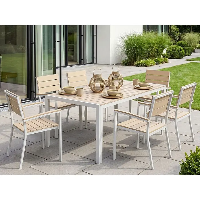 Esstisch COMO in Beige/Weiß - (W) 90 x (H) 74 x - L - Weißes und helles Holz-Outdoor-Essgruppe mit sechs Stühlen auf einer Terrasse, für eine Mahlzeit gedeckt.