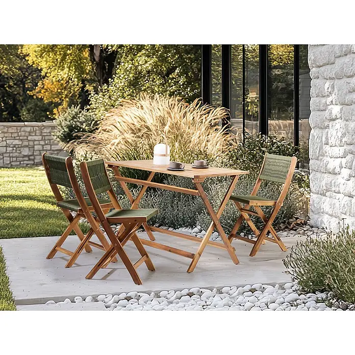 Esstisch PROSSEDI in Braun - (W) 60 x (H) 75 x - L - Hölzernes Outdoor-Bistro-Set mit grün geflochtenen Stühlen und rechteckigem Tisch auf einer Terrasse. Zwei Tassen stehen auf dem Tisch.