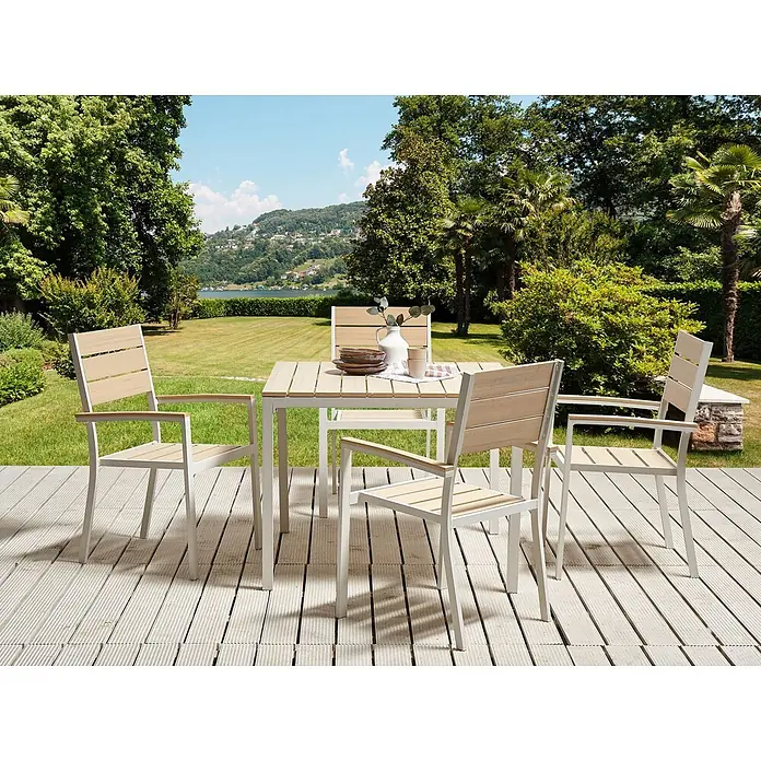 Esstisch PRATO in Beige/Weiß - (W) 95 x (H) 74 x - L - Weiße und hellholzfarbene Outdoor-Essgruppe mit quadratischem Tisch und vier Stühlen auf einer Terrasse.