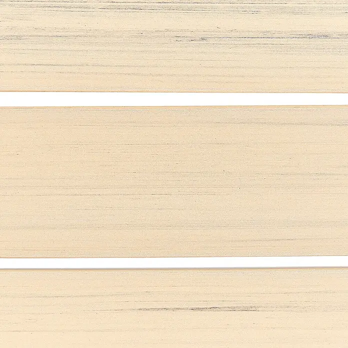 Esstisch PRATO in Beige/Weiß - (W) 95 x (H) 74 x - L - Nahaufnahme heller, beiger Holzlatten, horizontal angeordnet mit schmalen weißen Zwischenräumen.