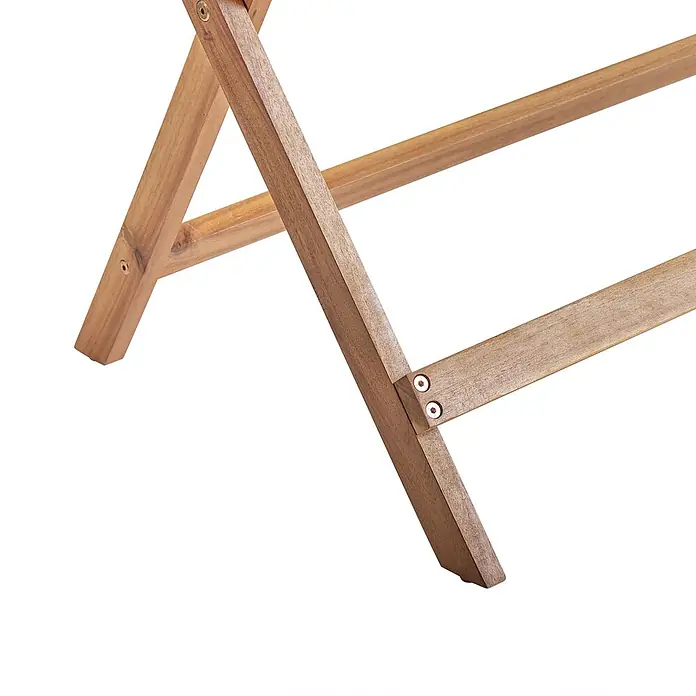 Esstisch PROSSEDI in Braun - (W) 60 x (H) 75 x - L - Nahaufnahme von hellbraunen Holzbeinen eines Klappstuhls oder -tisches, Gestell mit sichtbaren Schrauben an den Gelenken.
